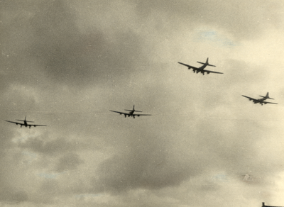 811789 Afbeelding van enkele Amerikaanse B-17 vliegtuigen boven de stad Utrecht, op weg om in het kader van de Operatie ...